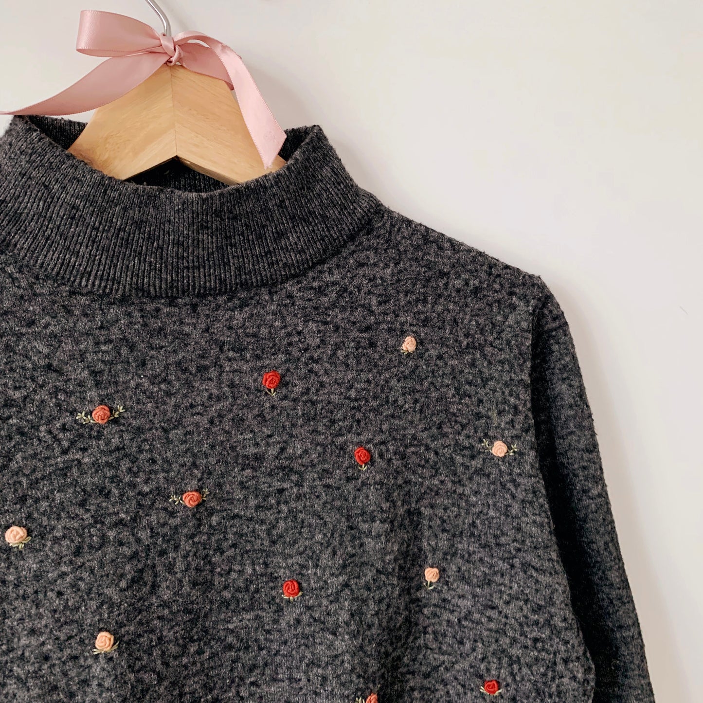 Pink roses - Grey sweater