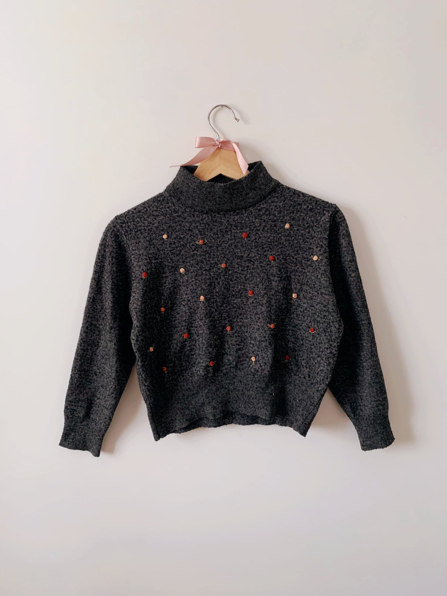 Pink roses - Grey sweater