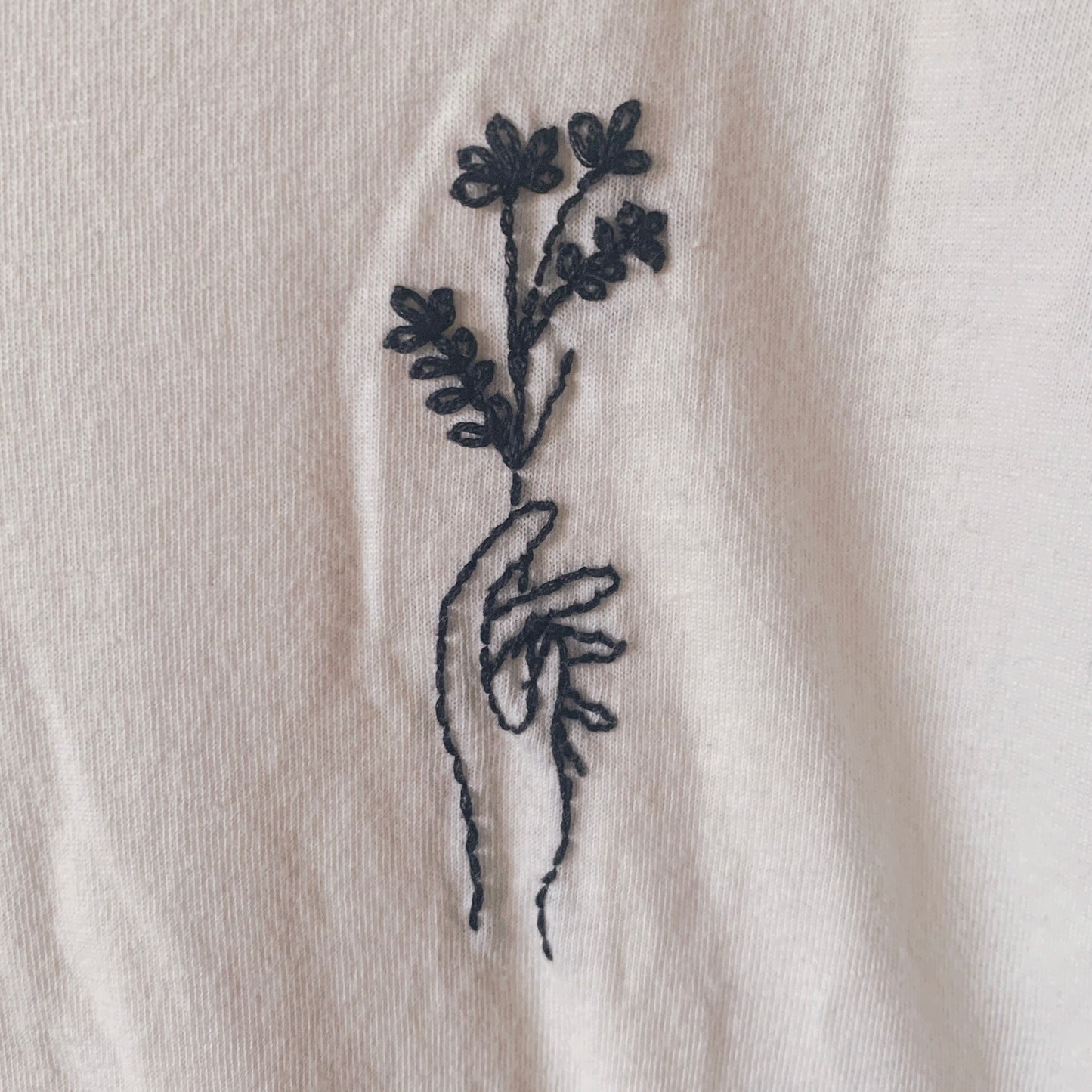 T-shirt fleur et main